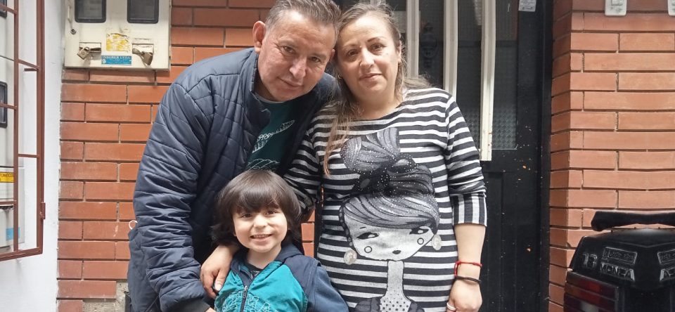 Mariela Sánchez y su familia, cuidadora de Usaquén