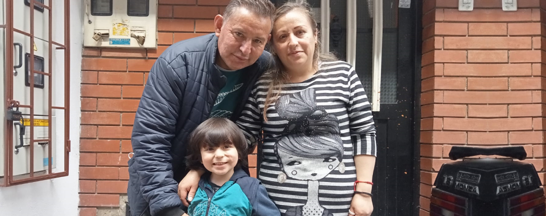 Mariela Sánchez y su familia, cuidadora de Usaquén