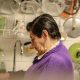 Mujer Cuidadora mayor en su cocina