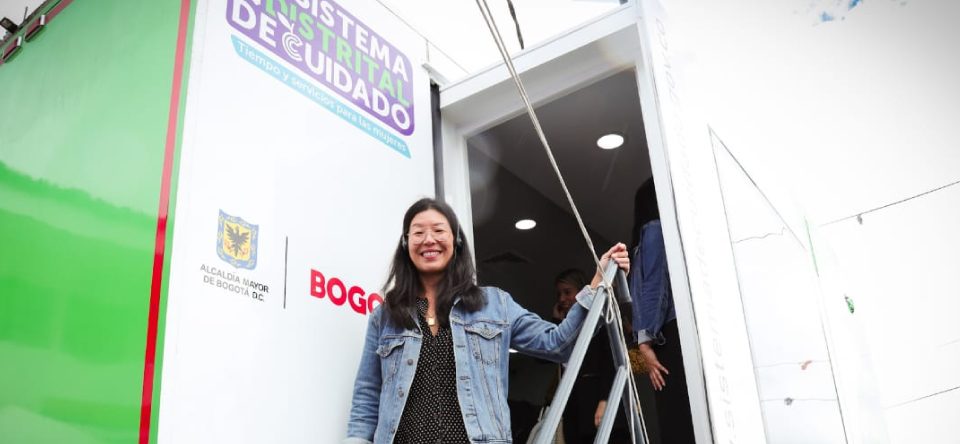 Ai Jeen - Poo conociendo el Bus del Cuidado Urbano