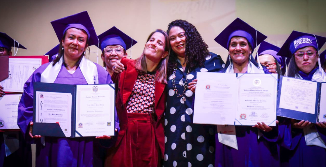 Mujeres que recibieron su diploma de bachiller