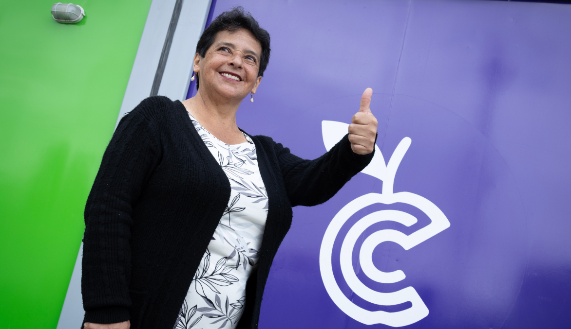 Myriam Sofía Urquijo Rivera feliz en la manzana del cuidado de Fontibón