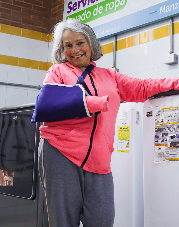 Juanita Mercedes Narváez feliz en lavandería comunitaria
