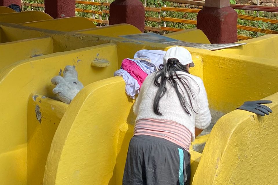 Mujer mayor en lavanderia de cemente del barrios Fabrica de Loza