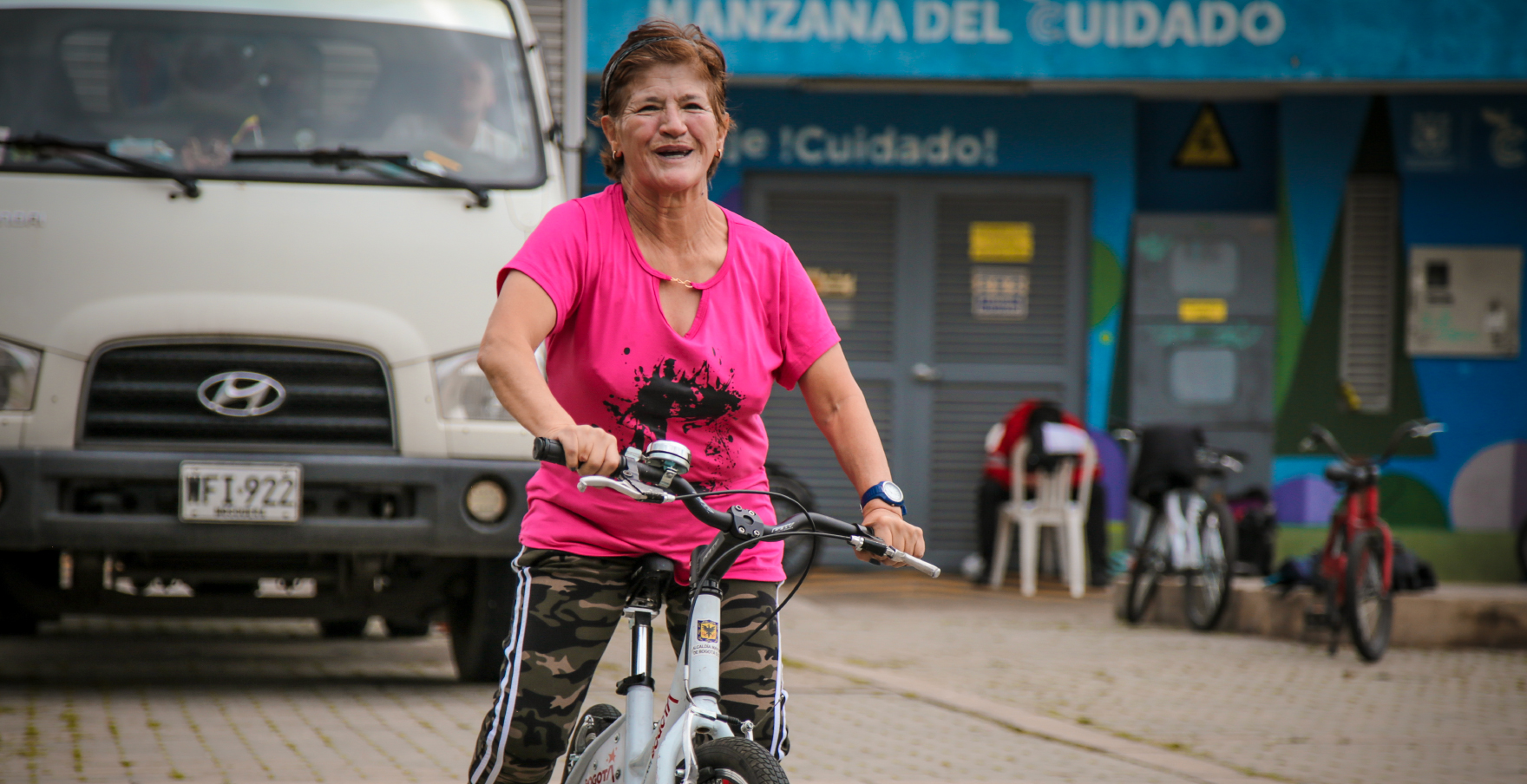 Mujeres en actividades de cuidado y escuela de la bici