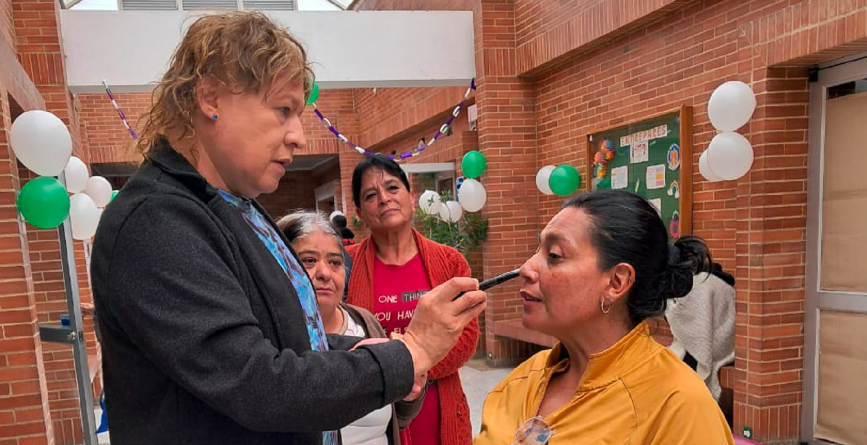 Cuidadora de sume siendo maquillada