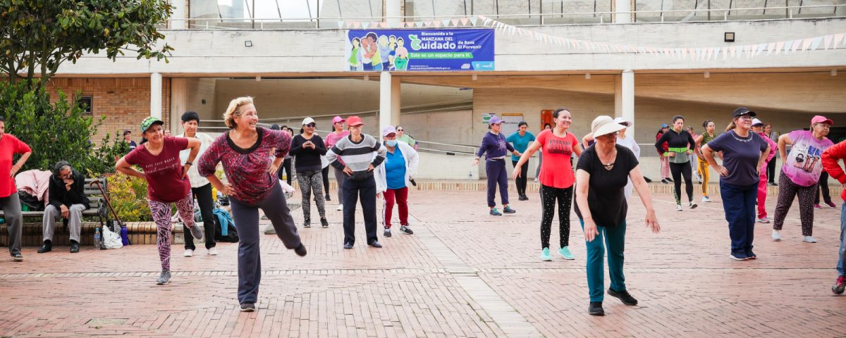 Mujeres realizando actividad física en manzana del cuidado