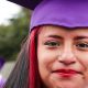 Mujer joven con toga y birrete graduada